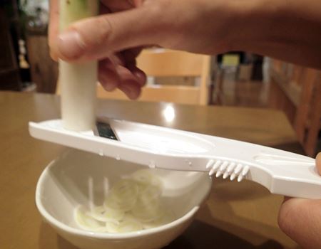 ネギ専用スライサーで、面倒な小口切り、白髪ネギも簡単！ - 価格.com