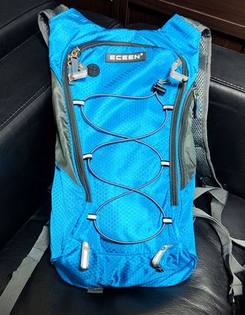 アウトドアの新常識！ 背中で太陽光発電ができるリュック - 価格.com