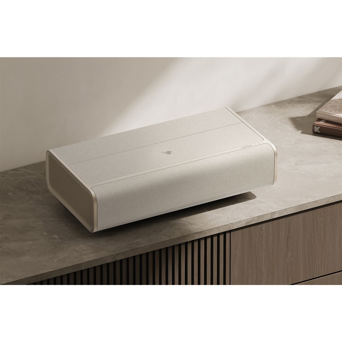 Aladdin X、壁から約18cmで100型4K映像を実現するプロジェクター