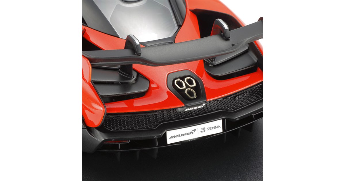 オレンジ塗装の「マクラーレン セナ」1/24完成品、排気管＆ホイールは