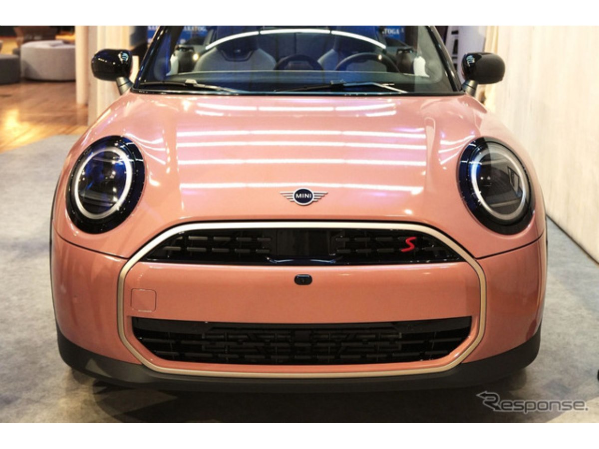 PANTONEが選ぶ2025年の注目色「モカムース」まとうMINI