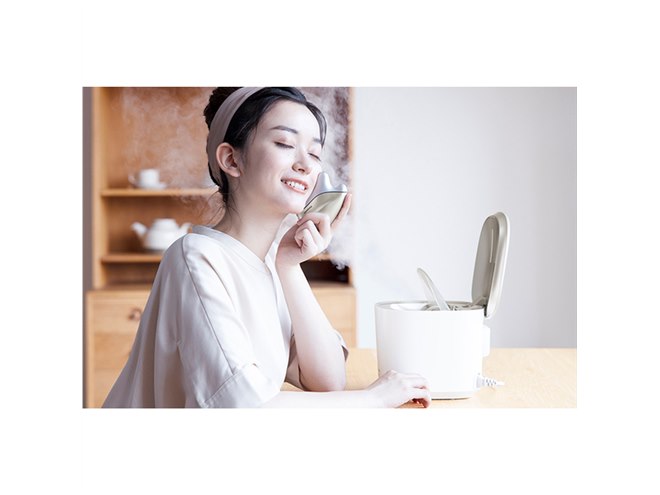 パナソニック、ナノケア初の化粧水ミストを搭載したスチーマー「EH