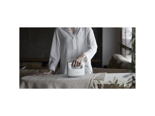 パナソニック、“抗菌ハンドル”を採用した衣類スチーマー「NI-FS780