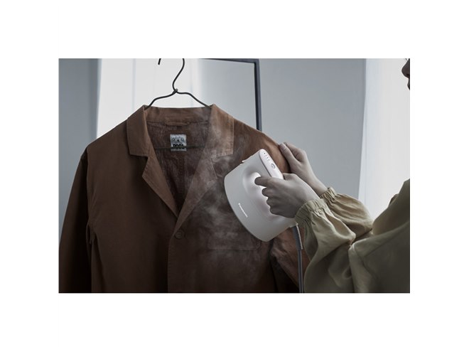 パナソニック、“抗菌ハンドル”を採用した衣類スチーマー「NI-FS780