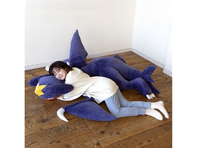 全長約1.6m、マッハポケモン「ガブリアス」の大きなクッションが予約