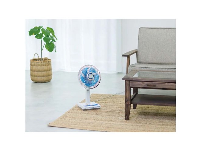 コイズミ、昭和レトロ風デザインでコンパクトタイプの「ミニ扇風機」を