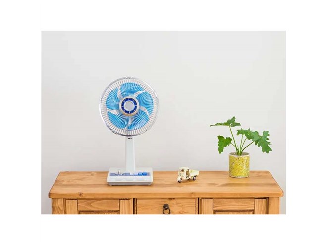 コイズミ、昭和レトロ風デザインでコンパクトタイプの「ミニ扇風機」を