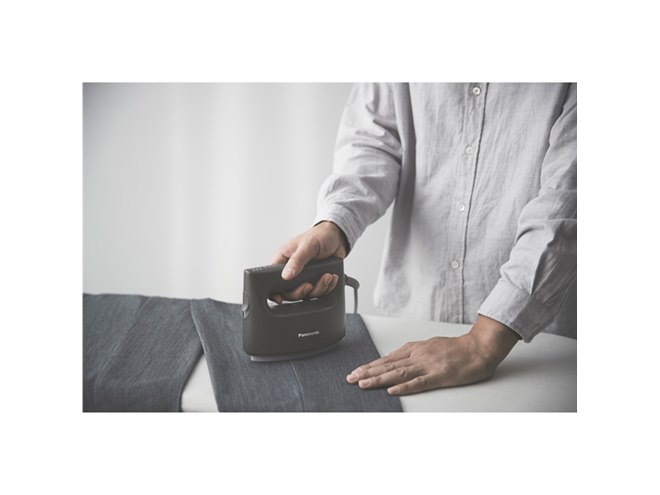 パナソニック、スチーム量が向上した衣類スチーマー「NI-FS790」を本日