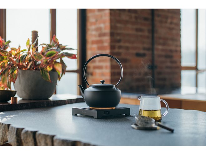 バルミューダ、やかんのようなデザインの電気ケトル「MoonKettle