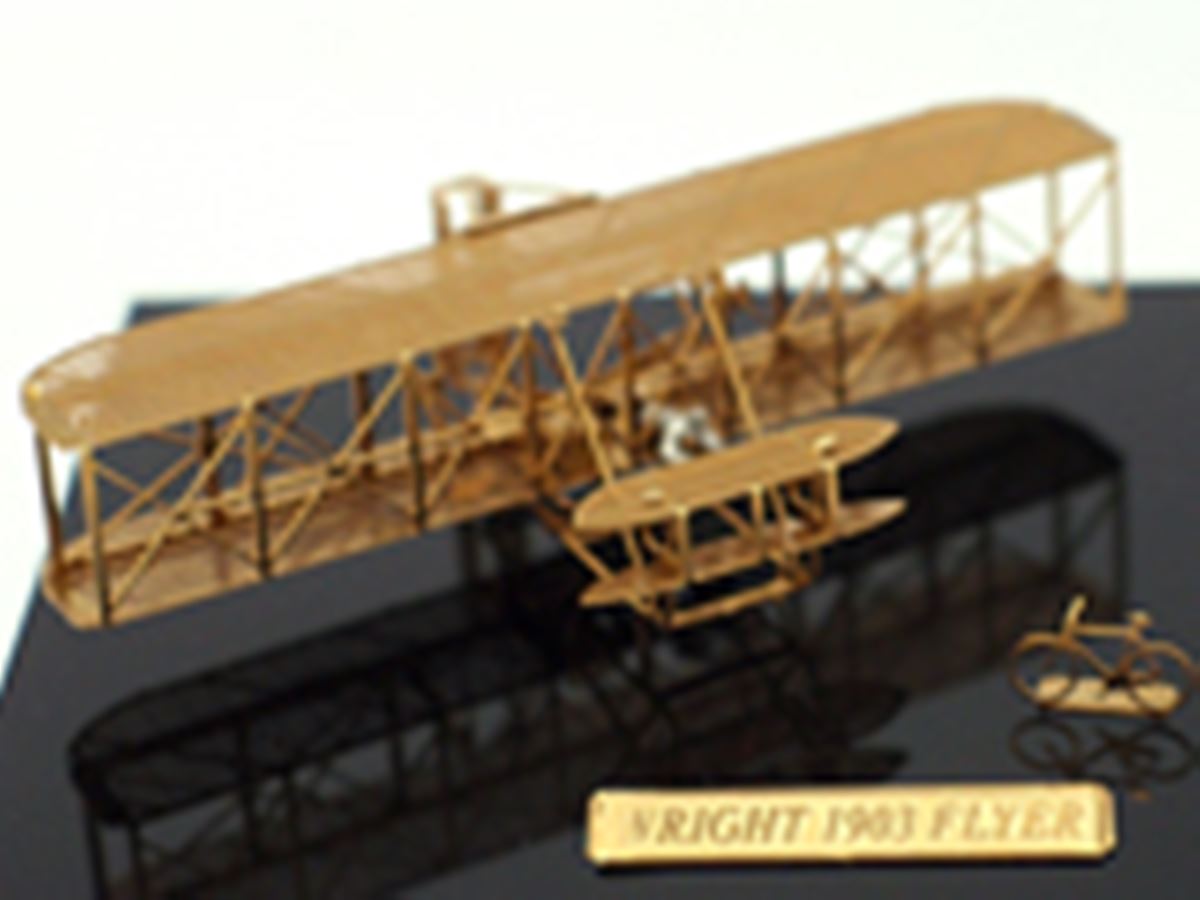 カッターとピンセットで作る、1/160スケールの精巧な飛行機 - 価格.com