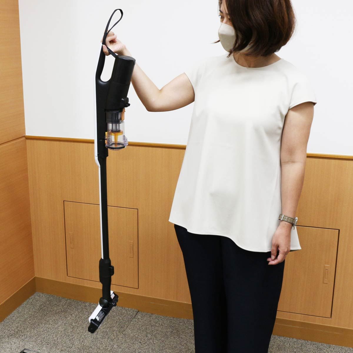 軽くてよく吸う！ 0.97kgのサイクロン式コードレススティック掃除機