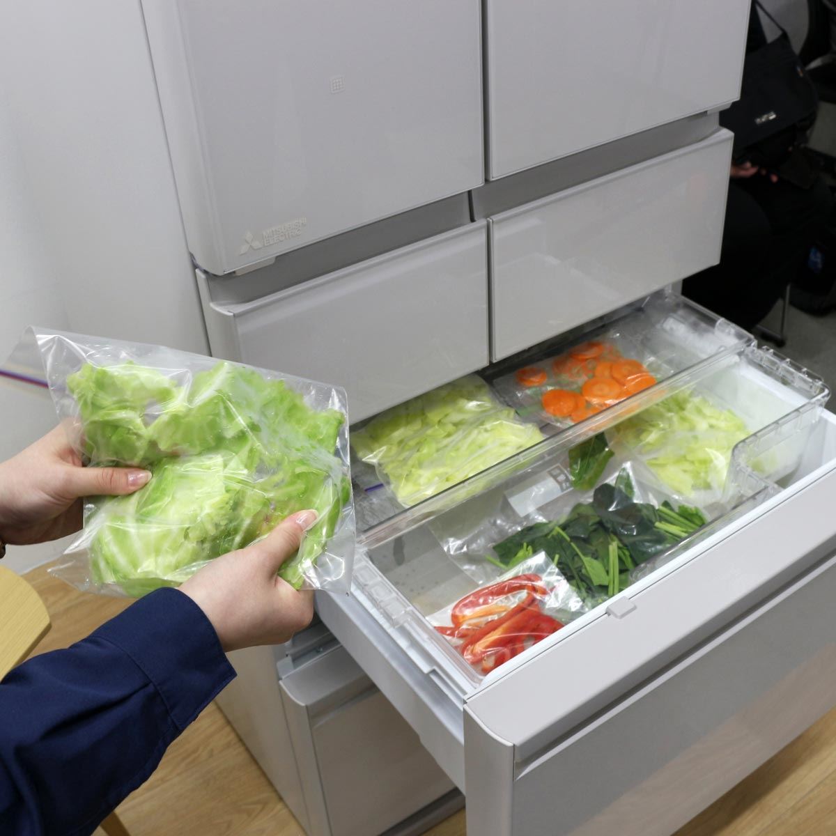 冷凍した野菜が手でパラパラに砕ける！ 三菱電機の新しい冷凍機能