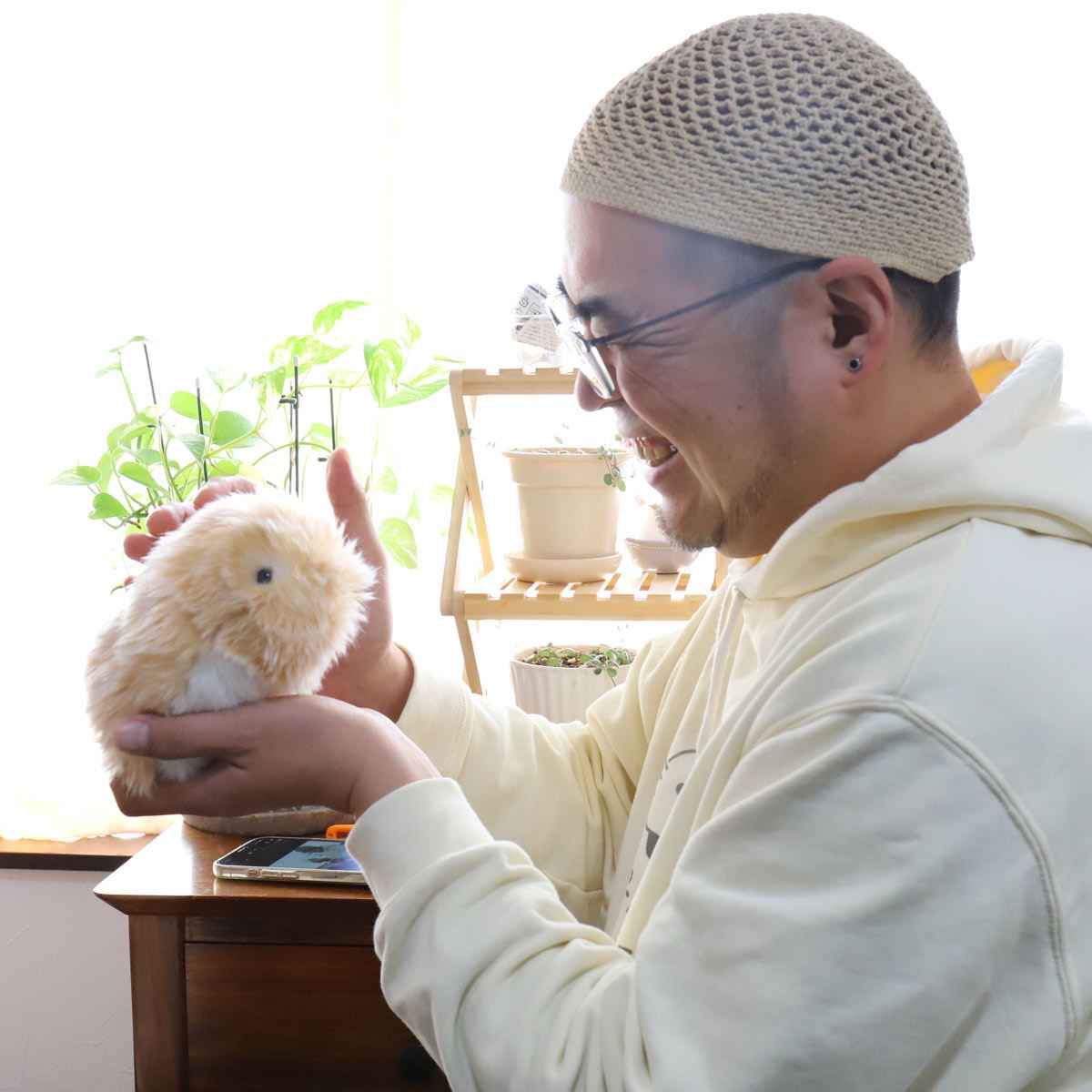 君はもう家族だよ…！ 愛猫家がAIペットロボット「モフリン」をお迎え