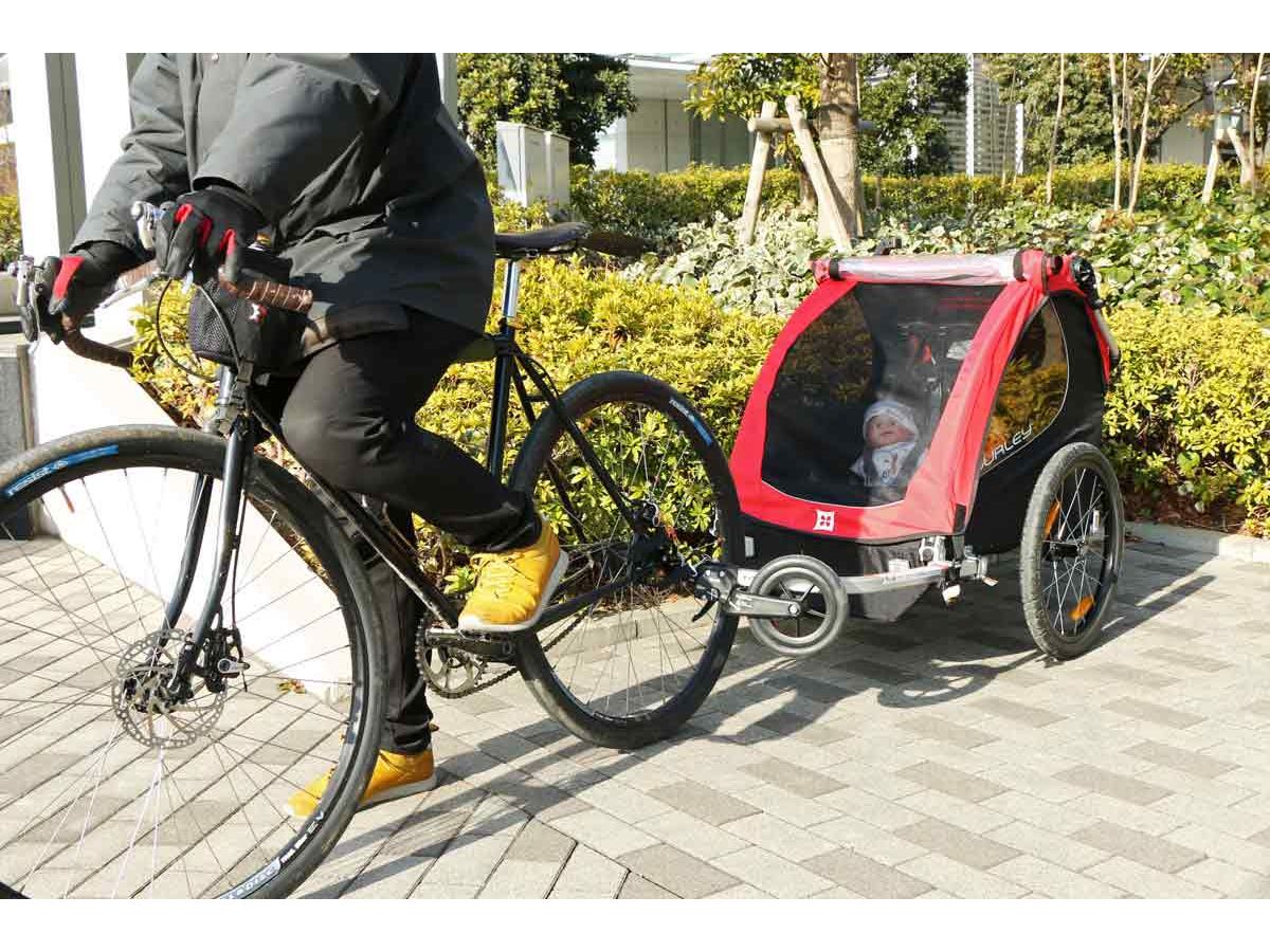自転車で引く“チャイルドトレーラー”「ハニービー」の快適さに子どもが