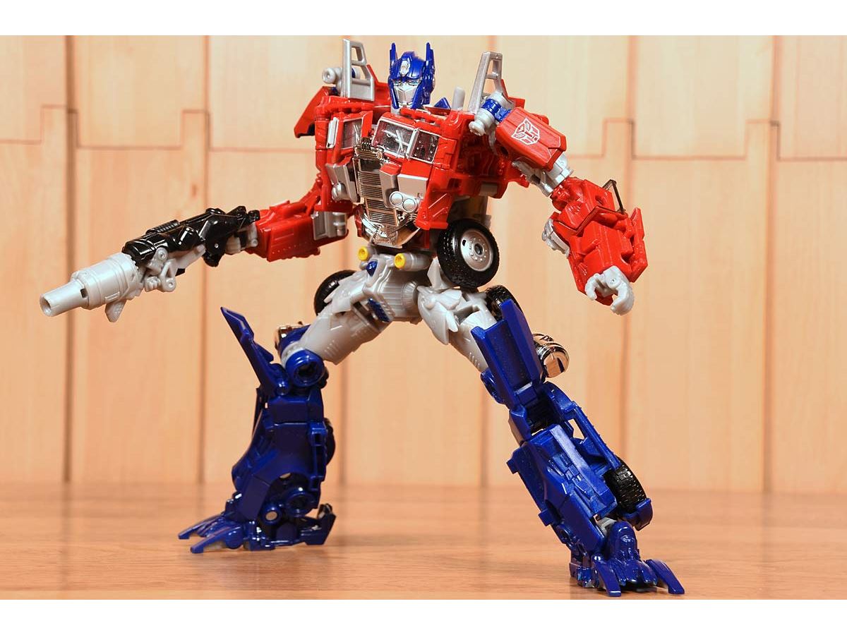 レジェンダリーオプティマスプライム」、過去の“武器一体変形型”を凌駕