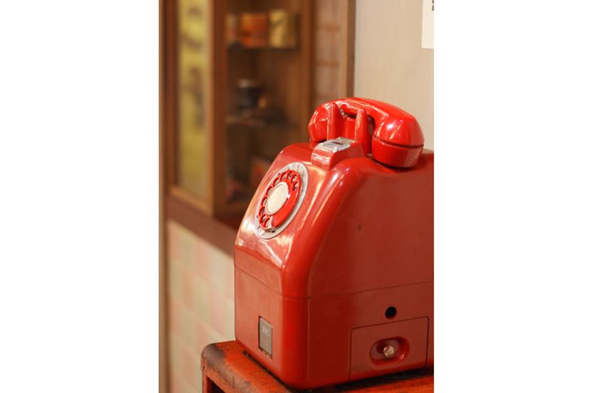 懐かしの「赤電話」がミニチュア貯金箱に！ ギミックの再現度に感涙