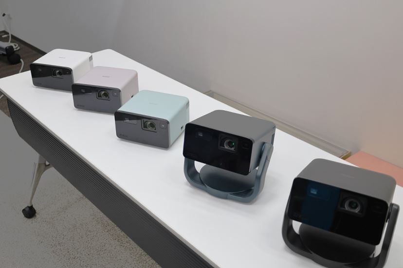 総合的安心感抜群！ エプソンのスタンド一体型プロジェクター「EF-22