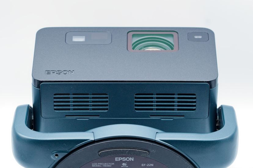 価格からは考えられない完成度！ エプソンのレーザープロジェクターが