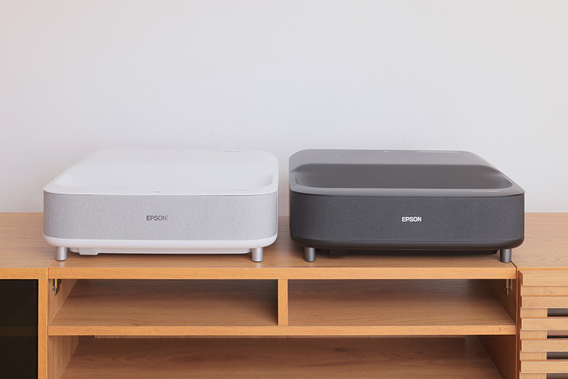 価格.com - [PR企画]エプソンの超短焦点プロジェクター「EH-LS300B/W