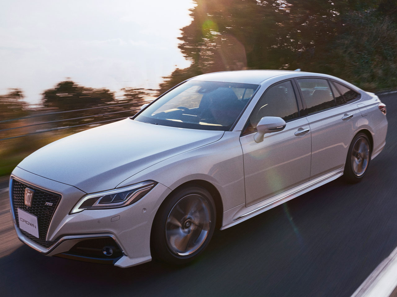 トヨタ クラウン 2018年モデル 2.0 Bの価格・性能・装備・オプション