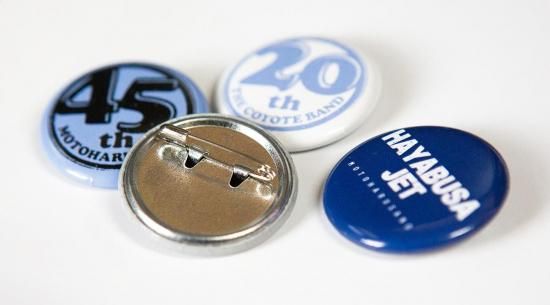 佐野元春45周年アニバーサリー 缶バッジ4個セット - MWS ストア