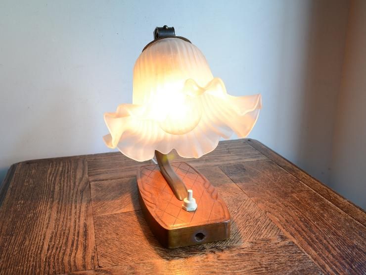 ヴィンテージ フリルガラスシェード付 木製テーブルランプ
