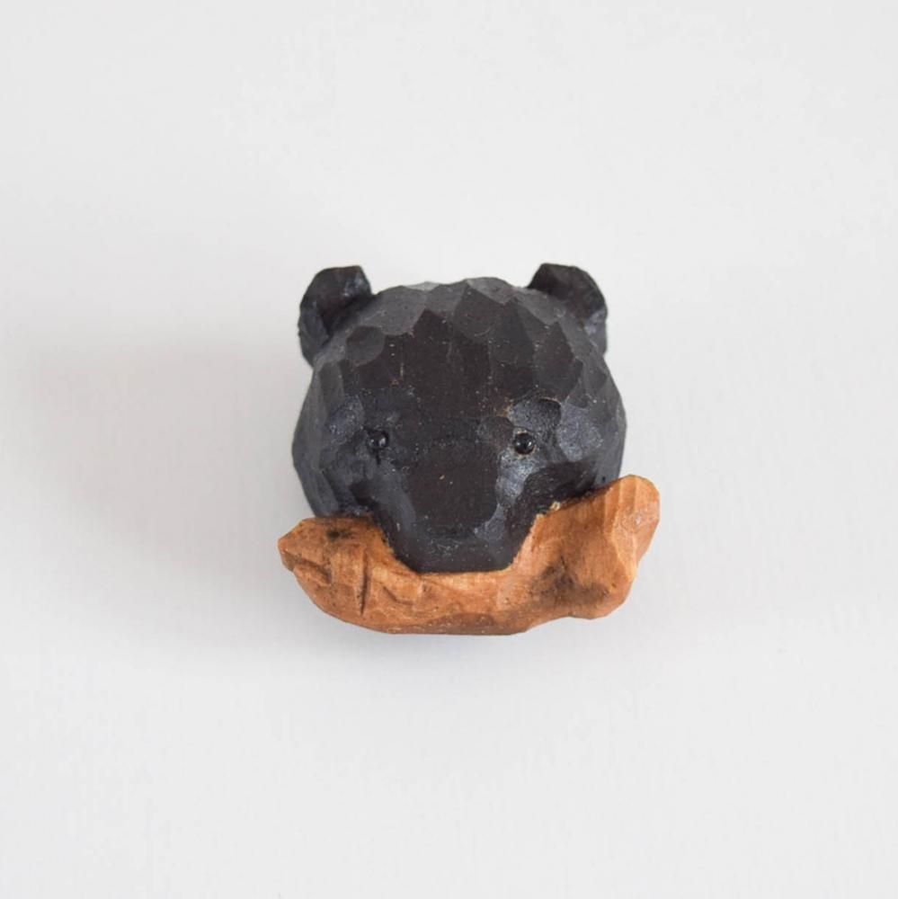Mokuji 木彫りの熊のブローチ 鮭くわえ／黒 シナ - SLOW MARKET