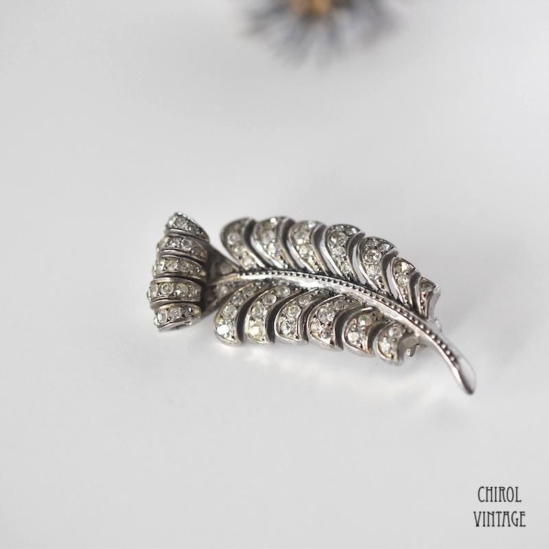 フランス クリアグラス スクロールフェザー シルバーブローチ - CHIROL