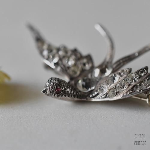 ヴィクトリアン シルバーxクリアグラス ツバメブローチ - CHIROL