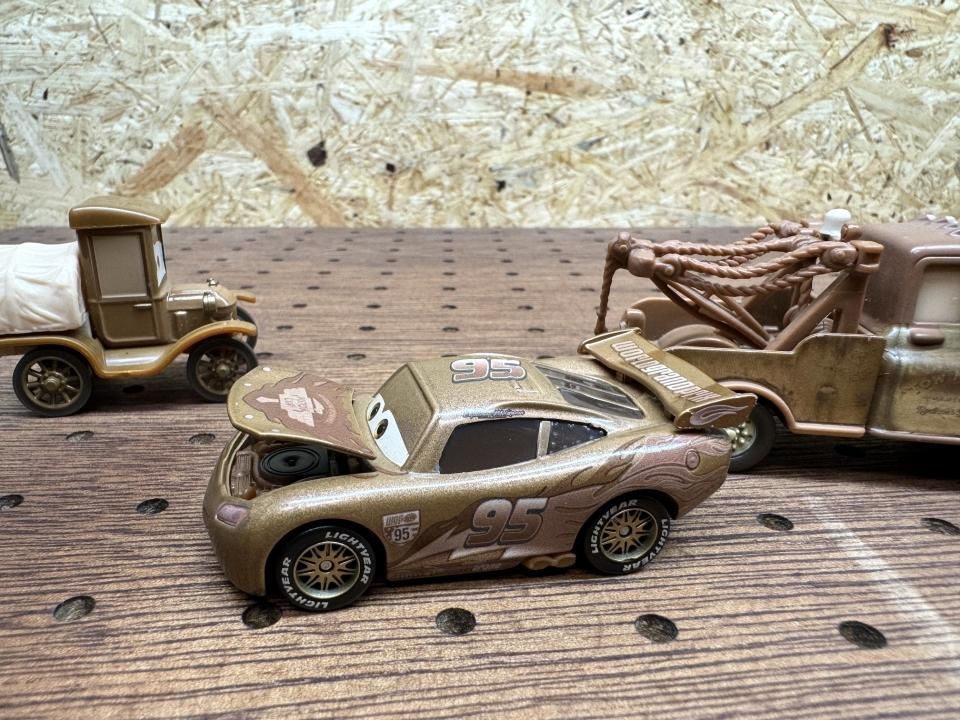 TIME TRAVEL MATER RADIATOR SPRINGS BEGINNINGS GIFT PACK 2013