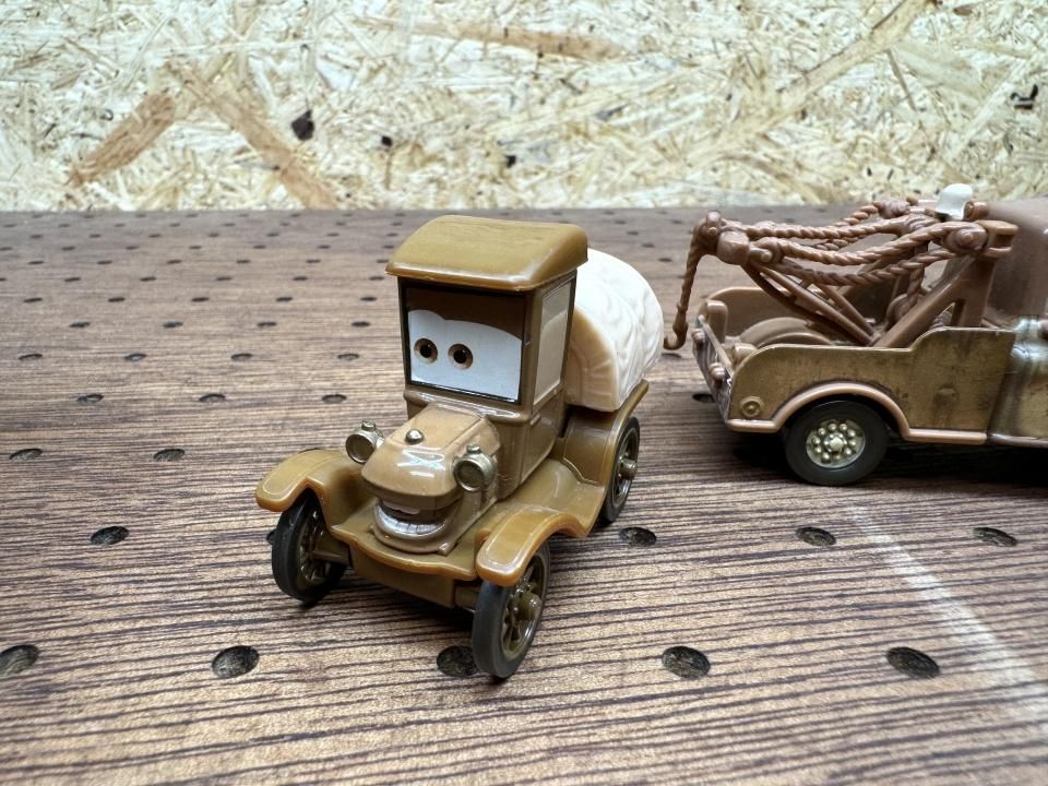 TIME TRAVEL MATER RADIATOR SPRINGS BEGINNINGS GIFT PACK 2013