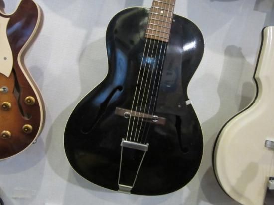GIBSON L-30 戦前もののヴィンテージギブソンアーチトップです！小ぶり