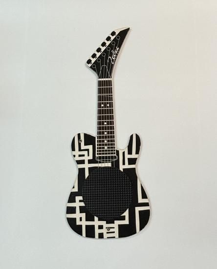 布袋寅泰 Zodiacworks 紙製のギター ゲーム「STOLEN SONG」で使う