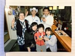 幕別 高木美帆選手がお礼回り 竹葉寿司店主にメダル掛ける | 十勝毎日