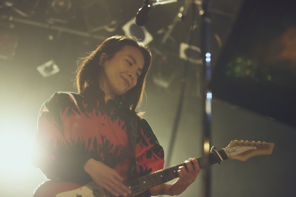 オフィシャルレポート】橋本絵莉子、ソロ初ワンマン開催「すごい嬉しく