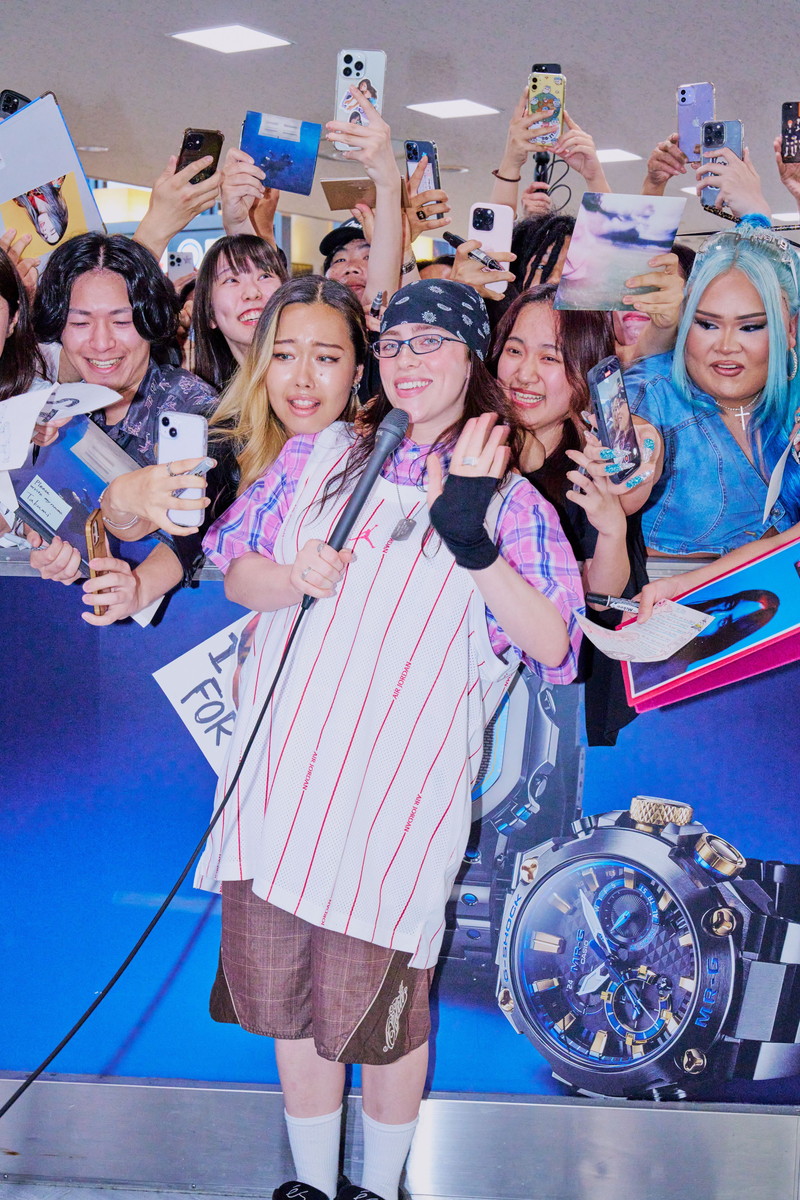 ビリー・アイリッシュ来日 ファン250人がお出迎え - News - OTOTOY