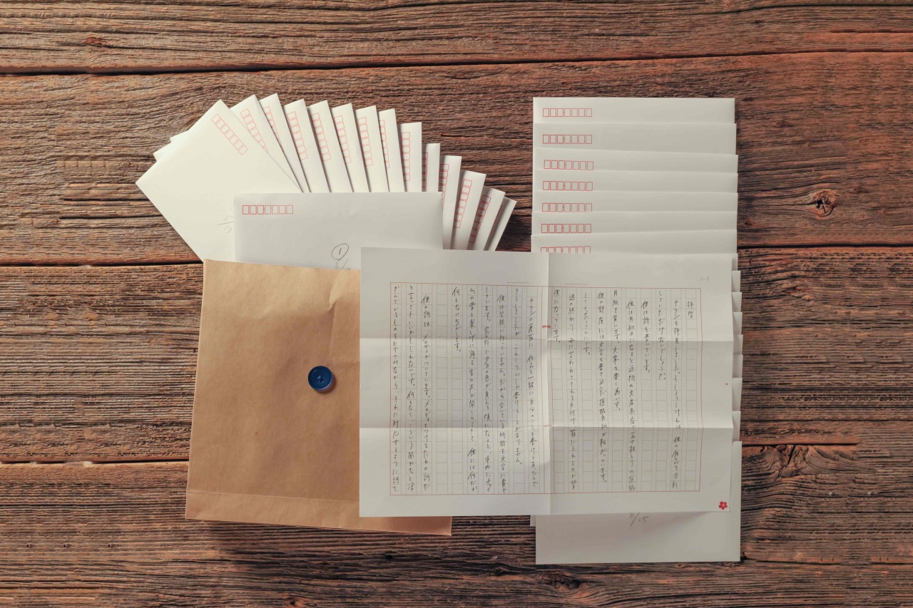 ヨルシカが、32通の封筒と約170枚の原稿用紙で構成される“書簡型小説