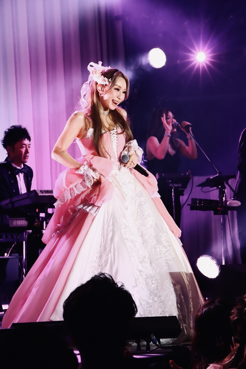 倖田來未、25周年全国ディナーショー〈Love＆Songs〉多くのファンを