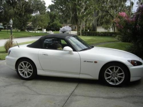 Grand Prix White Touchup Paint (NH565) for a 2001 Honda S2000