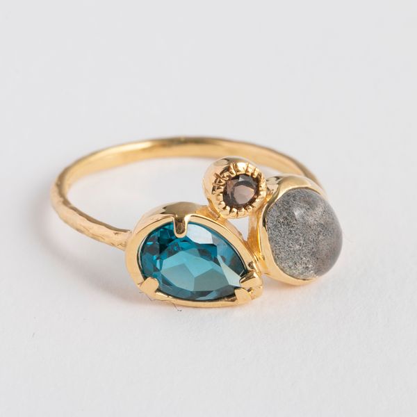 La mascotte/3石ピンキーリング ロンドンブルートパーズ -左手にはめて