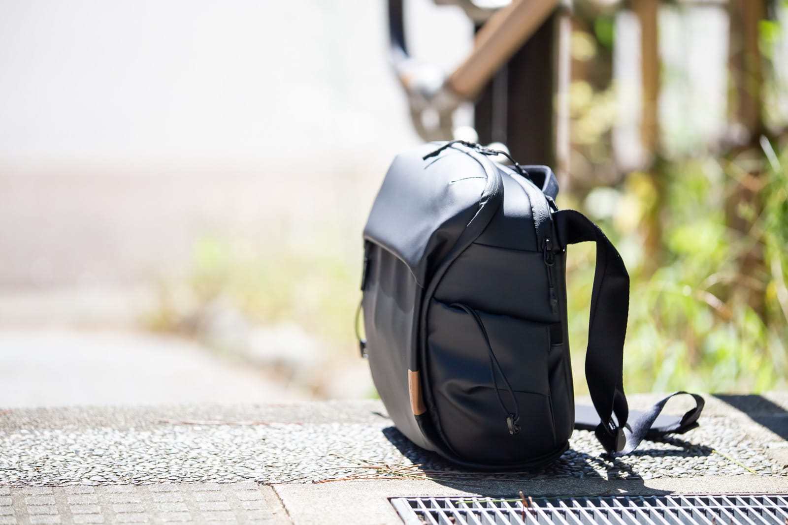 質感が良くて考えられた使い勝手のカメラバッグPGYTECH「OneGo