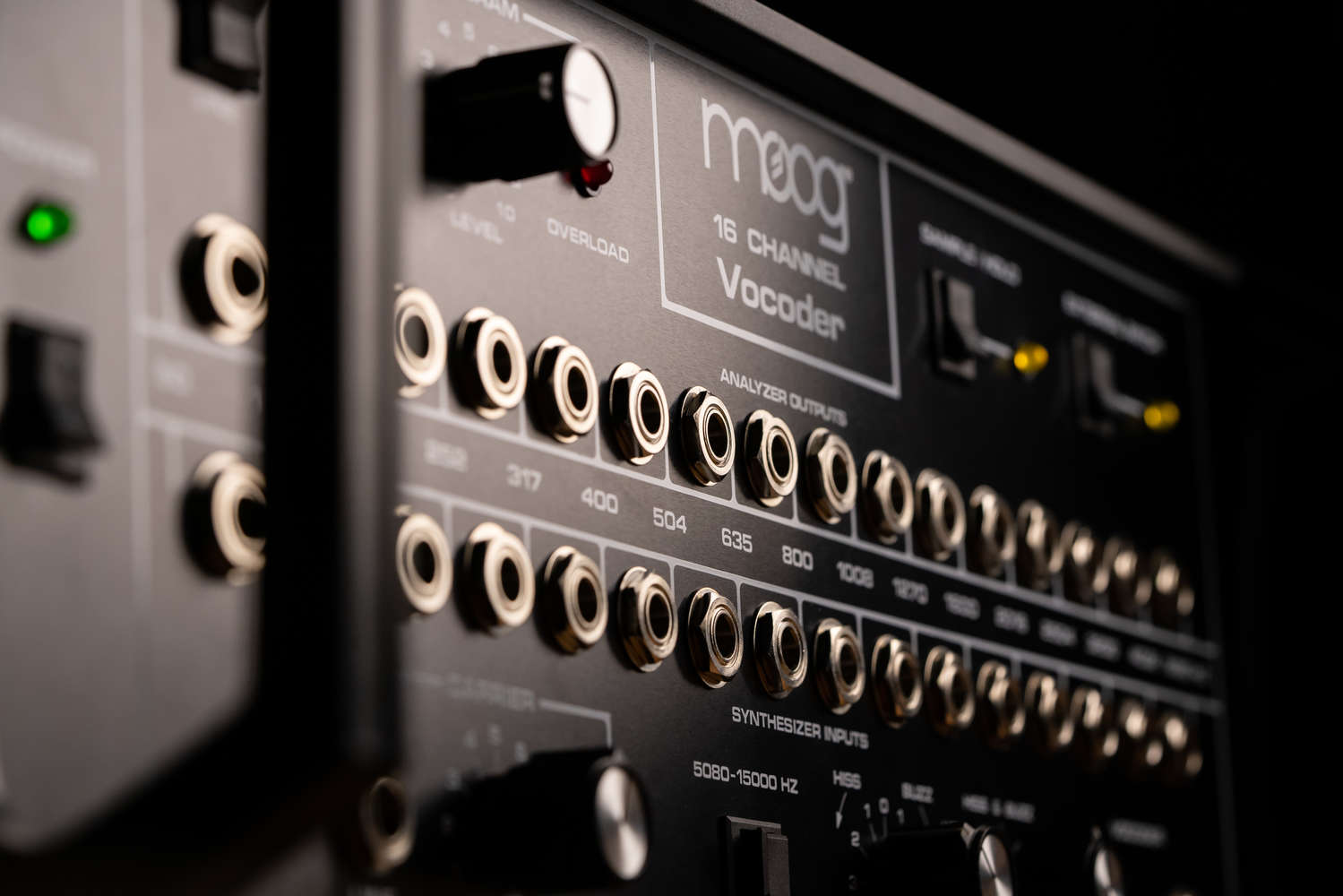 Moog 16 Channel Vocoder | 40年の時を経て復活した16バンドのアナログ