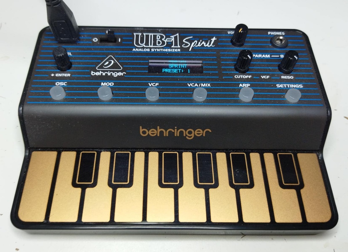 Behringer ” UB-1 ” | 2 DCOと4-pole filter搭載のポータブル