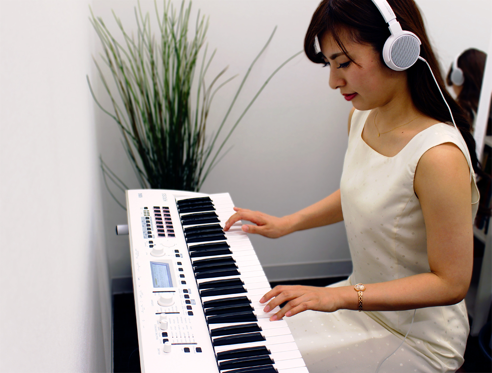 KORG KROSS2-61-SC 発表！1900以上の音色で演奏できる白シンセ