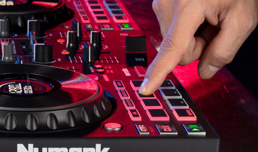 Numark MIXTRACK PLATINUM FX と Mixtrack Pro FX | エントリーモデル