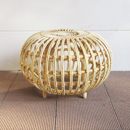 ラタンだけど北欧的。Sika Designのハンドメイドラタンのオットマン