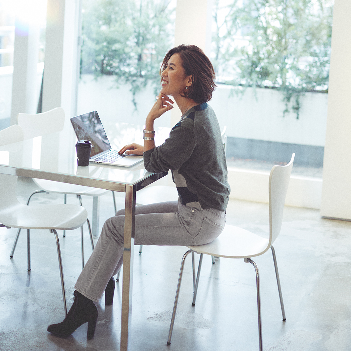 file.3 大草直子さん リラックス&オフィシャルを叶える シルバーグレー