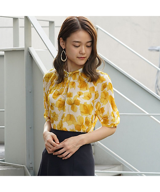 ギンゴフラワープリント ネックタックブラウス | maison TOMORROWLAND