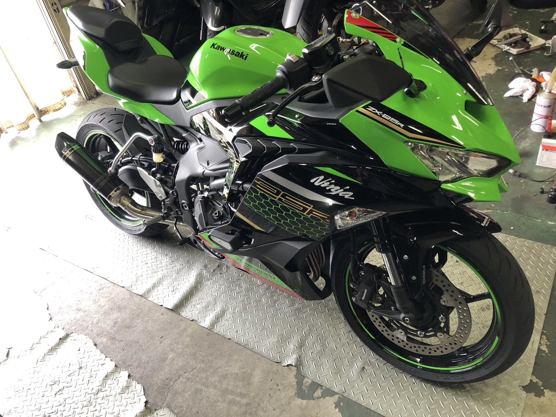 当店初 NINJA ZX-25R PIT作業で入庫しました！ - NAPS-ON マガジン
