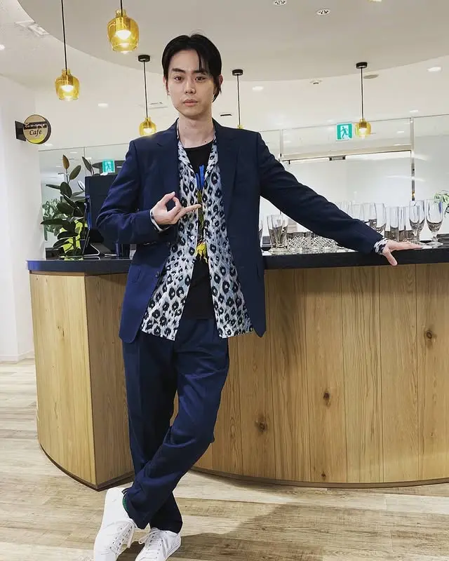 WACKO MARIAの服を着た菅田将暉さんのコーデ 私服/衣装/購入先 - Woomy